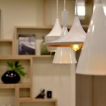 選用垂墜感的燈飾彰顯整個家居的格調(diào)，豐富家裡的空間層次，營造出更加溫馨、唯美的照明效果。