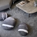 帶有紋路而圓潤的石頭抱枕，不僅任人放心抱緊處理，也縱容思緒迴盪在花蓮海景，以及當(dāng)時(shí)腳下一顆顆圓圓的鵝卵石。