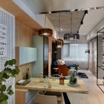 鏡頭隨著客廳的深度往內(nèi)探尋，玄關(guān)旁的等身高綠葉親切迎人，桌上擺著一瓶好酒搭配兩只小杯，是未來與三兩好友一同舉杯慶祝酣談，或小酌暢談心事的好地方。