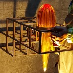 琥珀色的琉璃配上溫暖的黃光，彷彿歸家時心裡熱切的溫度，及充滿溫情的居家氛圍。