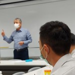 新業(yè)建設(shè)創(chuàng)辦人-穆椿松 分享公司的經(jīng)營(yíng)理念，到個(gè)人工作態(tài)度抱持主動(dòng)、積極、樂觀的心態(tài)，相信在崗位及人生道路上能迎刃而解。