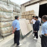 當(dāng)天特地將山形磚搬至戶外，新業(yè)職人團(tuán)隊(duì)宛如品鑑珍品般，仔細(xì)觀察磁磚在戶外陽(yáng)光照射下的顏色紋理及曲線起伏。