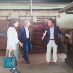 新業(yè)建設(shè)卓勝隆董事長(zhǎng)(右一)帶領(lǐng)著文化局長(zhǎng)王志誠(chéng)(中間)及文學(xué)作家廖玉蕙(左一) 參觀書席，親自說(shuō)明書席的設(shè)計(jì)理念。