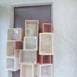 原有櫃體改造的書箱及燈箱，成為本處書席之焦點(diǎn)。