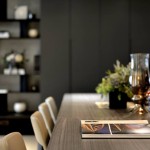 擺放香氛蠟燭來增加空間的美感，渲染出一股溫馨、時尚的餐廳氛圍。