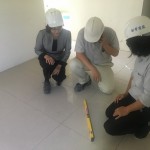 踏出的每一腳步，其實(shí)都能感覺到地板磁磚是否平整貼合。新業(yè)職人團(tuán)隊(duì)考量未來(lái)居住者的體驗(yàn)，進(jìn)行室內(nèi)地坪拋光磚貼作的平整度檢查。