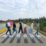 新業(yè)夥伴們過馬路卻引來眾人驚呼！原來是被斑馬線耽誤的3D地景藝術(shù)，彷彿懸浮在空中，各角度都讓人產(chǎn)生「美麗的誤會」。