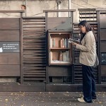 窗櫺式書櫃前伴著兩隻貓，每一位專注閱讀的書人也成為文學館最美的風景。