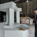 新業(yè)建設(shè)簡福榮總經(jīng)理(右一)打量著眼前『灰階-方』藝術(shù)品的模型，期待著成品安置於社區(qū)中，為住戶帶來「藝」種美好的新「視」界。