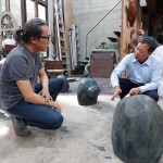 藝術(shù)家陳煜權(quán)（圖左一）與建築職人簡福榮總經(jīng)理（圖右一）以蹲姿模擬水池的平視高度，討論著如何將藝術(shù)品與社區(qū)融合的美好樣貌，完美演繹。