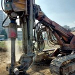 氣勢磅礡的地質(zhì)鑽探機，深入地底抽取的剎那間，有如電影般塵土飛揚、滾滾黃沙的壯觀畫面。