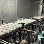 乾燥處理過(guò)的磁磚，整齊地陳列在輸送臺(tái)上，準(zhǔn)備進(jìn)入下一道逐層施釉的工序。