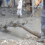 烈日之下，師傅們揮汗如雨的穩(wěn)住灌漿管道，慢慢地為基礎(chǔ)工程披上一層層肌理。