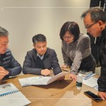 從設計、營建、行銷、客服跨部門的整合討論，觀察衛(wèi)浴設計調性、材質、規(guī)劃配置，細細琢磨，以講究打造生活。（圖左一為新業(yè)建設簡福榮總經理、圖左二為邱正光副總經理）