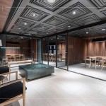 採(cǎi)光通透且獨(dú)立的家教室與公共空間，玻璃映照出層層疊疊的迷人椅背曲線，搭配歷史軌跡的石材與木材，層次裡更為空間注入一股有生命力的靈魂。