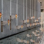 入口大面水景，一如滌去塵囂，步入小徑，由兩側(cè)的柔光引領(lǐng)，使人靜謐優(yōu)雅的歸來(lái)或到訪(fǎng)。