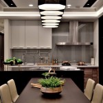 一些風(fēng)格感強烈的設(shè)計物件，加上花藝與綠色植物的妝點下，讓居家空間多點「森」氣。