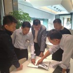 新業(yè)建設(shè)簡福榮總經(jīng)理(右一)、邱正光副總(左二)與設(shè)計團隊，了解對於生活的細節(jié)，必須比住戶要求得更高。