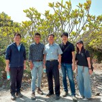 每一棵雀屏中選的小樹，都是經(jīng)由新業(yè)職人團隊的專業(yè)見解，並審慎評估後決定出的結(jié)果。我們相信：「不只是我們選樹，樹也在選擇一個值得託付終身的對象」。(圖中為簡福榮總經(jīng)理，圖左為吳志輝建築師）