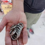 不鏽鋼，臺語又稱為「白鐵」，不僅擁有耐熱、耐腐蝕等特性，也透過其材質(zhì)及特色呈現(xiàn)出作品的強烈金屬光澤感。