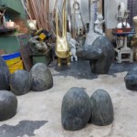 將作品切削出形狀後進(jìn)入翻砂、用沙模鑄造、打磨的階段，直到磨出心目中想要的表情，接著染色、保護(hù)，讓想像逐漸成形。