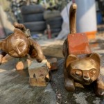 夕陽(yáng)餘暉照映著臉部神情，透過自然的染色技法，用顏色去豐富、滿足想像。(圖為藝術(shù)品化學(xué)染色階段)