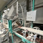 逐層上釉的過(guò)程，如同美麗佳人般，經(jīng)過(guò)一層一層上釉，妝點(diǎn)出每片山形磚姣好、綺麗的模樣。