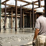 老師傅稍事休息，也不忘緊盯工程進(jìn)度與施工細(xì)節(jié)，堅(jiān)持給住戶(hù)們安心的居住品質(zhì)。