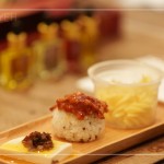 佐食搭配特製油品與醬料，在口中探索與食材的相互交織，感受最純粹的原味。