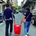 提著重達20公斤、8天份的年菜，穿梭在臺中舊市區(qū)街頭巷弄之間，只為將一份份愛心年菜，親手送到長輩手中。