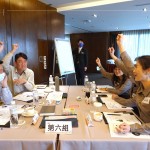 由行銷部楊世偉經(jīng)理(圖左一)帶領的小組，成員來自營建部經(jīng)理、客服部、人資部單位，實務操作心智圖的分析案例，舉手搶答與講師互動回饋。