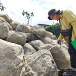 天然原石會依庭園造景的呈現(xiàn)，挑選適合的尺寸，根據(jù)石頭的紋理、色澤、形狀及擺放空間，都是方方面面的細節(jié)。
