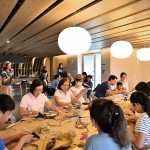 大家專注將自己的花圈設計成想像中唯美的模樣，讓人好期待完成品！