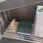 造型資訊櫃放置「閱讀、築夢(mèng)」的紀(jì)念戳章，挑到喜愛的書之後可於此處蓋戳章，並寫下一段好話分享，以一本交換一本概念美好循環(huán)。