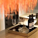 假日裡與好久不見的朋友小酌一番，徹底放鬆一起談天說地，聊聊過往回憶裡那些令人忘懷的趣事。