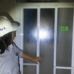 浴室淋浴拉門確實(shí)密合，可阻擋水氣並達(dá)到乾濕分離的目的。作為檢查的一環(huán)，每個(gè)細(xì)節(jié)都不能放過。