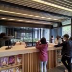 運(yùn)用適合的建築素材，也能自然形成和諧的氣氛，交誼閱讀區(qū)促發(fā)人們想捧本書(shū)靜靜閱讀的感受。