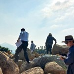 選石過程中，因石頭形狀、密度、厚實(shí)度各異，新業(yè)職人們需格外小心謹(jǐn)慎、留意腳步! 