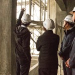 完成上樑儀式後，名譽董事長穆椿松先生、卓勝隆董事長及簡福榮總經(jīng)理至各樓層巡視目前的工程，使每個細節(jié)力求完美。