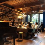 場勘那天，在一盞暈黃的燈光下，我們聚集了許多熱情的想法，眾人的靈感彼此交織，讓漂浮的夢想更鮮明。