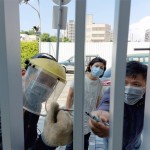 藝術(shù)家─曾永玲與安裝師傅們認(rèn)真的目光，穿透過隔柵縫隙，眼神中訴說著對(duì)藝術(shù)品《上學(xué)趣》的期待。(圖為藝術(shù)品安裝當(dāng)日)