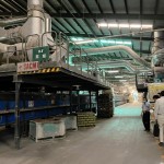 將完成施釉的磁磚送進(jìn)窯爐高溫窯燒，使釉料確實(shí)在磚面上著色，也讓磚體壓合得更加密實(shí)堅(jiān)固。