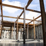 七月艷陽(yáng)天，新業(yè)－大塊森濤階段性工程－地下室開(kāi)挖完成，構(gòu)築的計(jì)畫(huà)正按部就班，一步一步往前進(jìn)行。