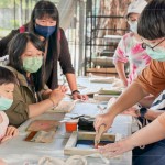 透過(guò)最初的孔版印製來(lái)體驗(yàn)絹印的樂(lè)趣，老師耐心示範(fàn)如何取出油墨、使用刮板均勻上色，孩子目不轉(zhuǎn)睛地緊盯教學(xué)。