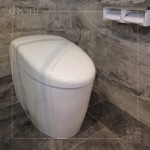 衛(wèi)浴設備最不可或缺的馬桶，材質的選擇不僅展現(xiàn)視覺美感，如何能輕鬆清潔不費力、省水省時，也是職人衛(wèi)浴選品的考量點。