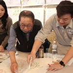 新業(yè)建設卓勝隆董事長(圖中)與工地主任，共同探討樹木容易死亡的原因，及分析各面向可能的解決方案。