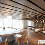 二樓閱覽室、輕食區(qū)皆設(shè)計(jì)曲面天花板，象徵林中之樹(shù)。