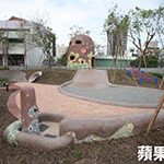 一樓戶外由日籍大師設(shè)計(jì)，遊樂(lè)場(chǎng)結(jié)合藝術(shù)及在地特色。
