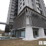 2樓外牆的百頁型沖孔網(wǎng)，也旋轉(zhuǎn)90度，象徵建築的「樹鬚」