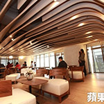 不只天花板，桌、椅、甚至燈具、燈管，都市曲線造型